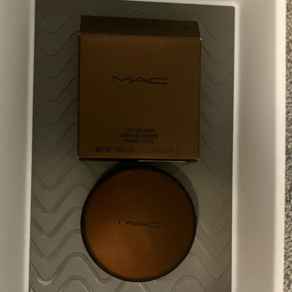 NWT MAC Pro Longwear Bronzing Powder in Nude On Board shade - Picture 2 of 4